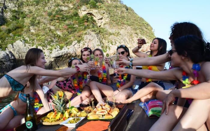 Bachelor or Hen Parties in Capri: The Most Exclusive Bachelor/Hen Party on a Boat