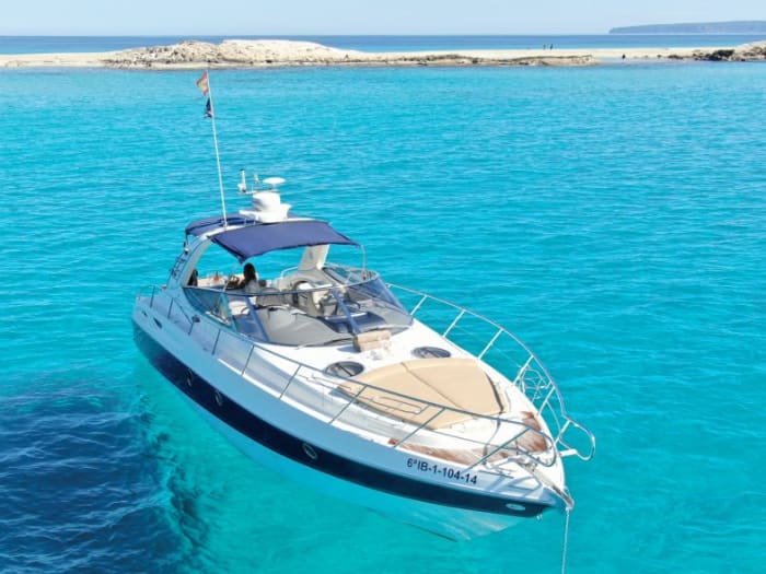 Motor Yacht Cruise: Billionaire's Bay and the Lirin Islands