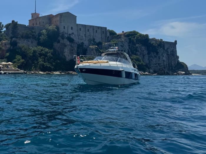 Motor Yacht Cruise: Billionaire's Bay and the Lirin Islands