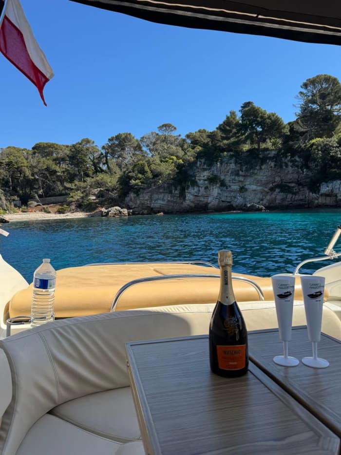 Motor Yacht Cruise: Billionaire's Bay and the Lirin Islands