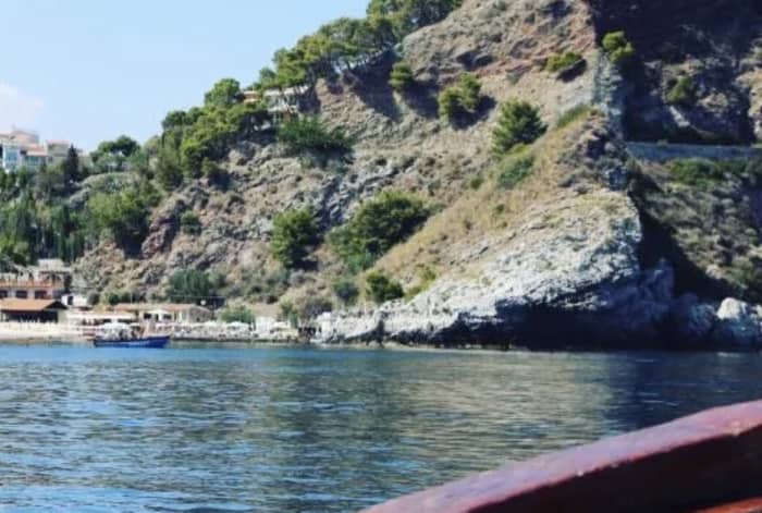 Taormina Bay Escape: Heldagskryssning med badstopp och lunch