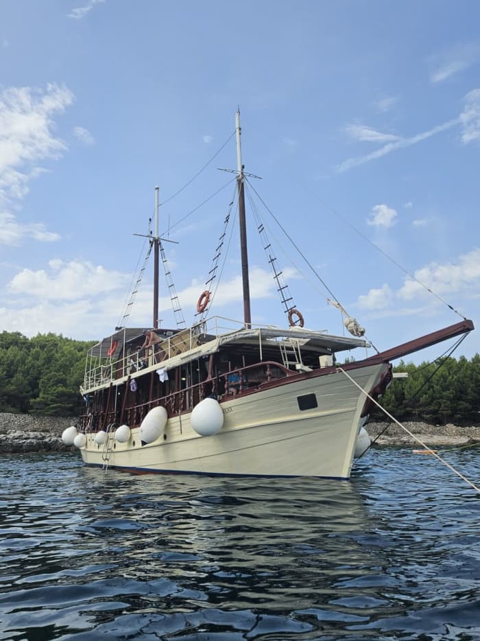 Hvars verborgene Schätze: Pokrivenik-Bucht und kleine blaue Grotte mit 3-Gänge-Mittagessen