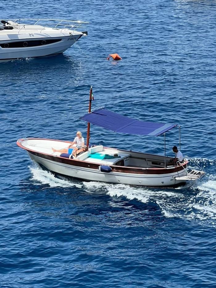 Mini-rondreis over Capri met zwemmen en bezoek aan de grotten.