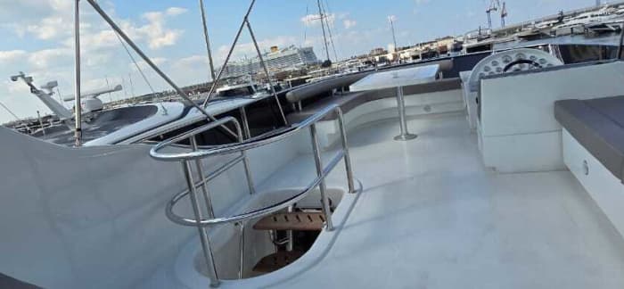 Dubai vom Wasser aus: 4-stündige Yachttour mit BBQ und Erfrischungen