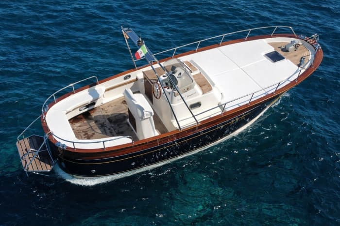 Capri per boot – Halve dagtocht langs grotten en de Faraglioni-rotsen