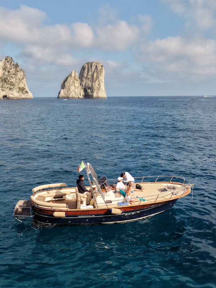 Capri per boot – Halve dagtocht langs grotten en de Faraglioni-rotsen