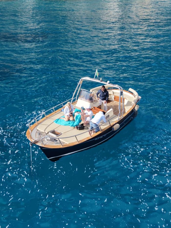 Capri per boot – Halve dagtocht langs grotten en de Faraglioni-rotsen