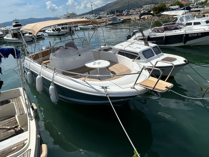 Goditi 9 ore a bordo di un motoscafo a Trogir