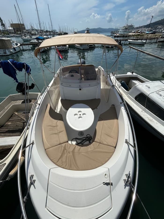 Goditi 9 ore a bordo di un motoscafo a Trogir