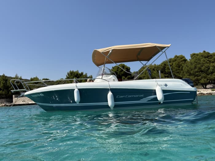 Goditi 9 ore a bordo di un motoscafo a Trogir