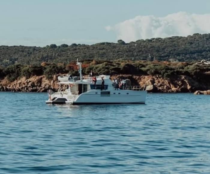 Escale privée en catamaran moteur avec transfert en buggy et déjeuner à Capo di Muro