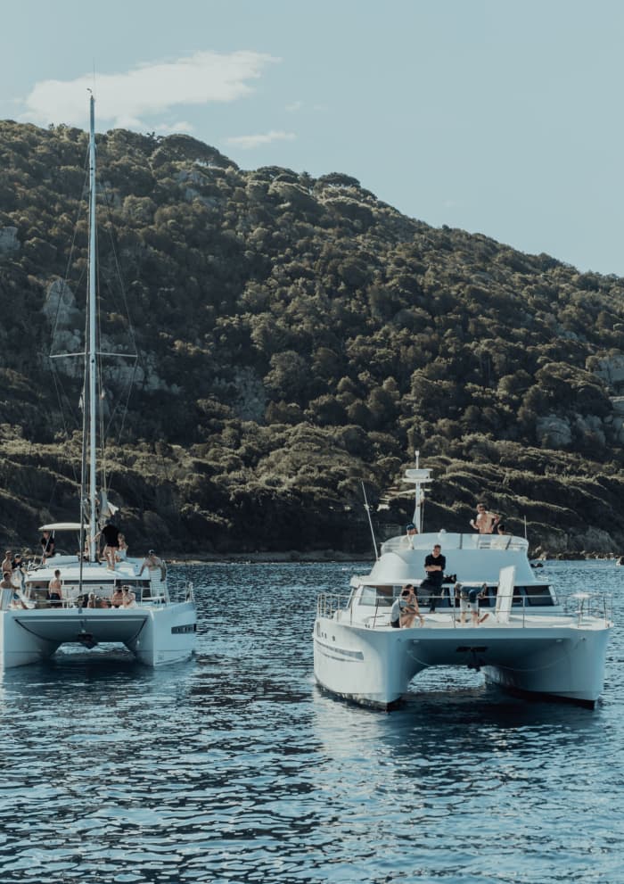 Excursion privée d'une demi-journée dans le golfe d'Ajaccio en catamaran moteur : nagez et explorez de superbes paysages côtiers