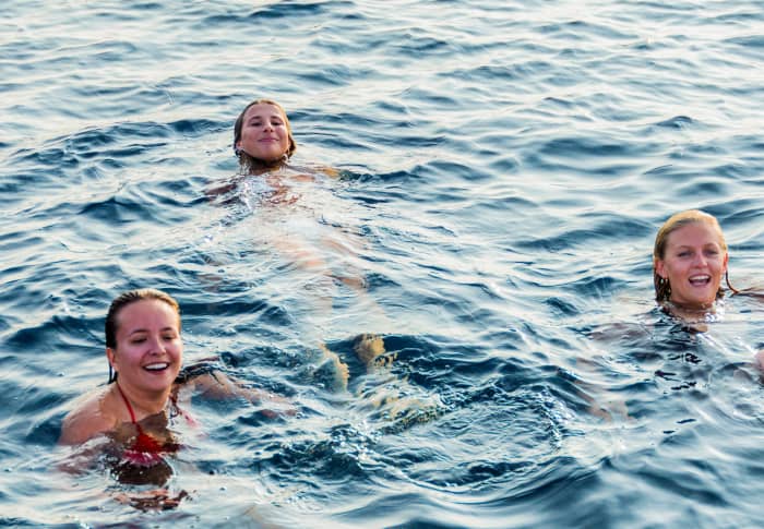 Excursion privée d'une demi-journée dans le golfe d'Ajaccio en catamaran moteur : nagez et explorez de superbes paysages côtiers