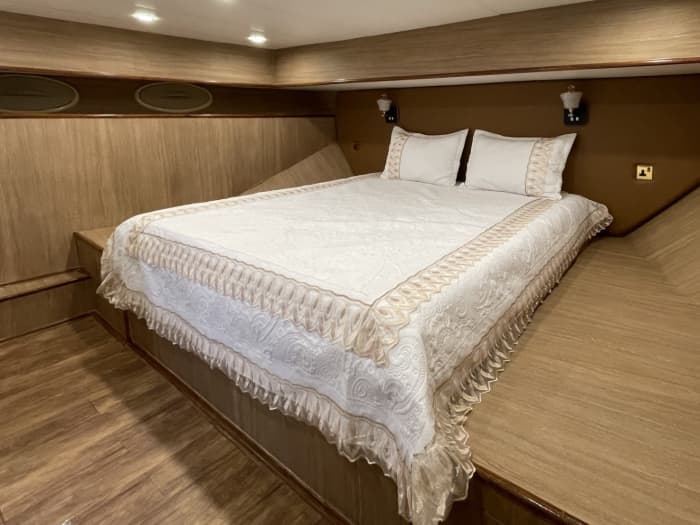 A bespoke Dubai voyage: Full day of magic on a motor yacht