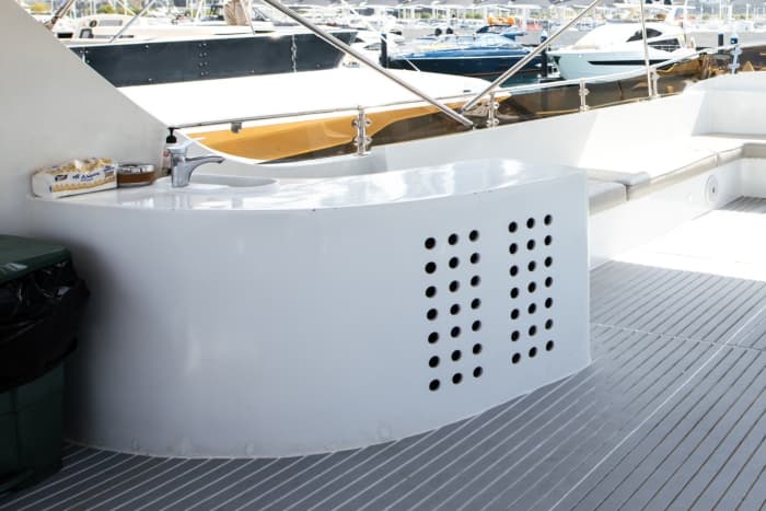 A bespoke Dubai voyage: Full day of magic on a motor yacht