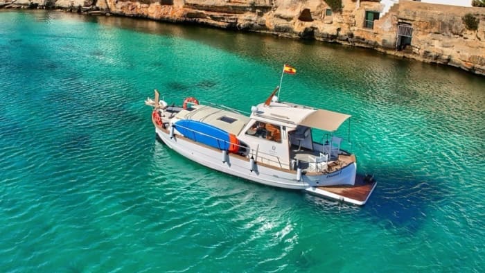 Sunset Splendor: Cruzeiro Costeiro de Menorca de 3 Horas