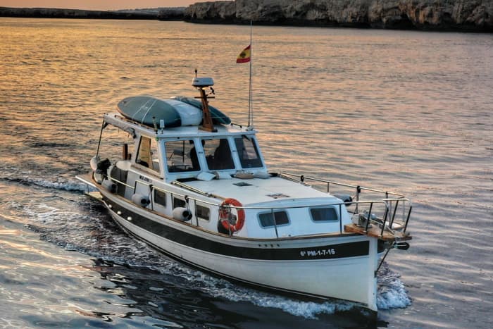 Sunset Splendor: Cruzeiro Costeiro de Menorca de 3 Horas