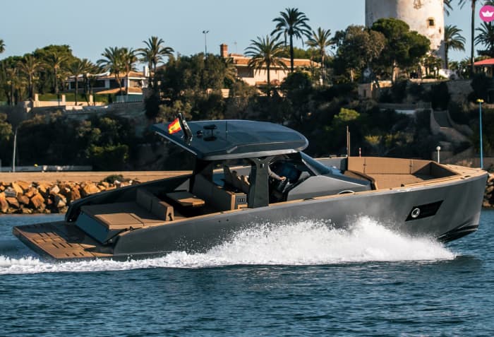 Tesoro 40 All inclusive, fuel, skipper, route to Formentera Illetas with a fixed price and no worries.