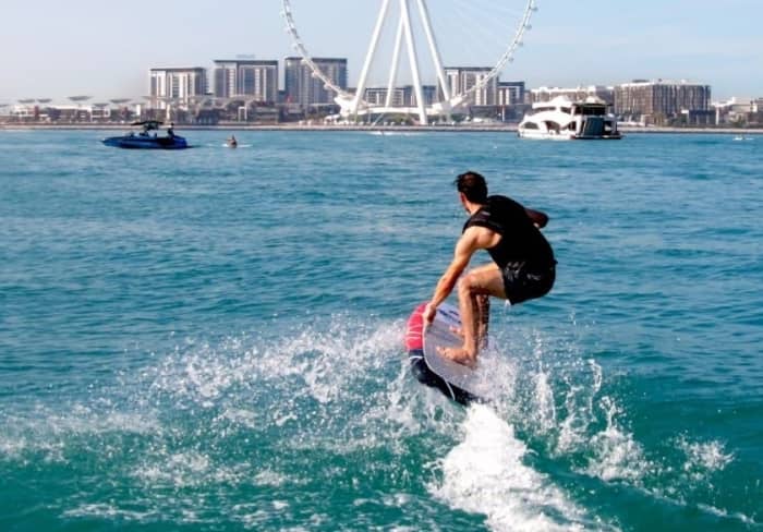 Dedica 5 horas a descubrir la magia oculta de Dubai Marina desde las olas.