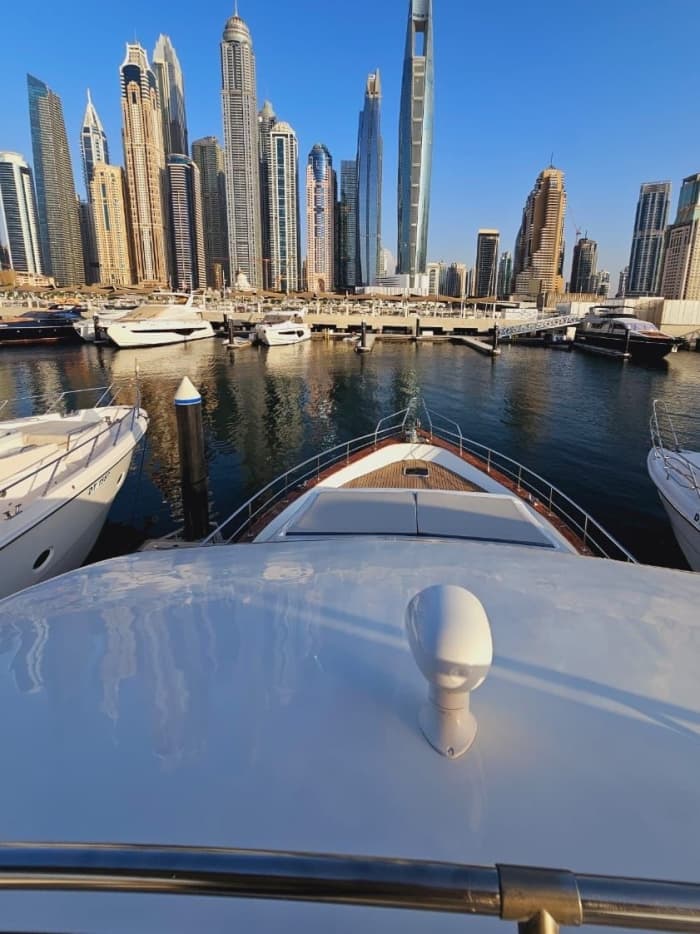 Dedica 5 horas a descubrir la magia oculta de Dubai Marina desde las olas.