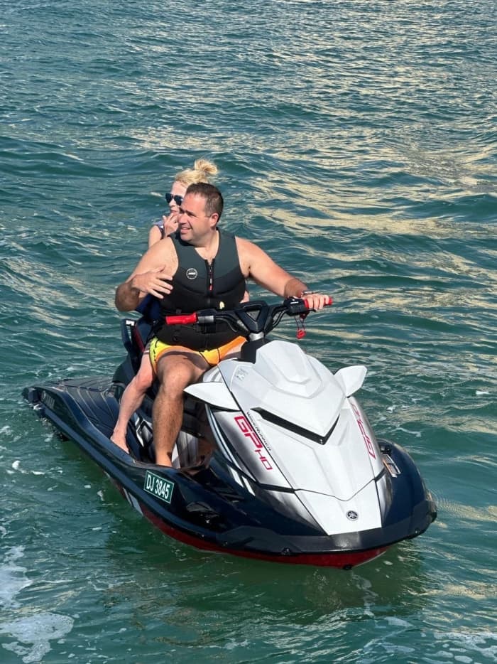 Dedica 5 horas a descubrir la magia oculta de Dubai Marina desde las olas.
