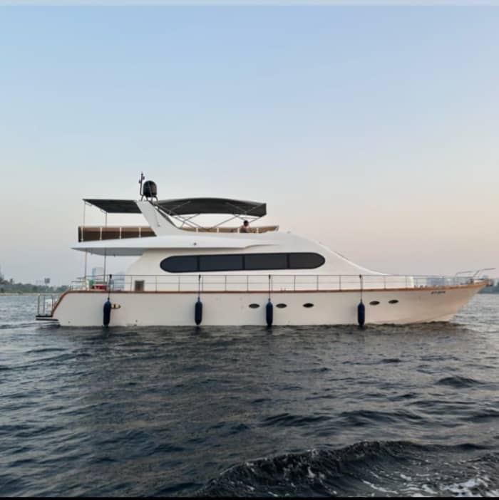 Dedica 5 horas a descubrir la magia oculta de Dubai Marina desde las olas.