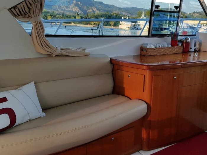 Votre expérience privée en Chalcidique : une journée exclusive à bord d'un yacht à moteur