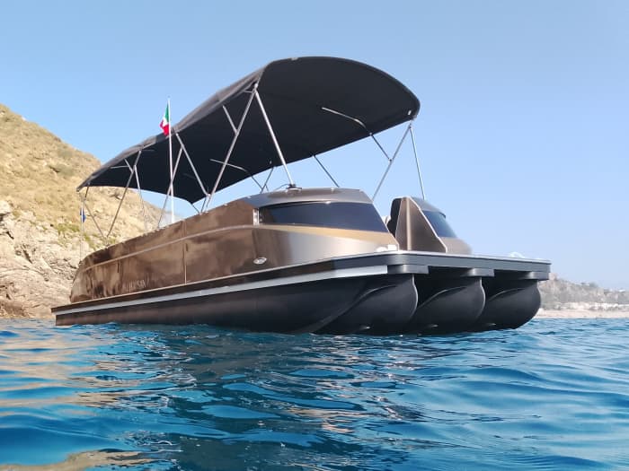 El encanto de Sicilia: Día completo en la bahía de Taormina en barco pontón de lujo.