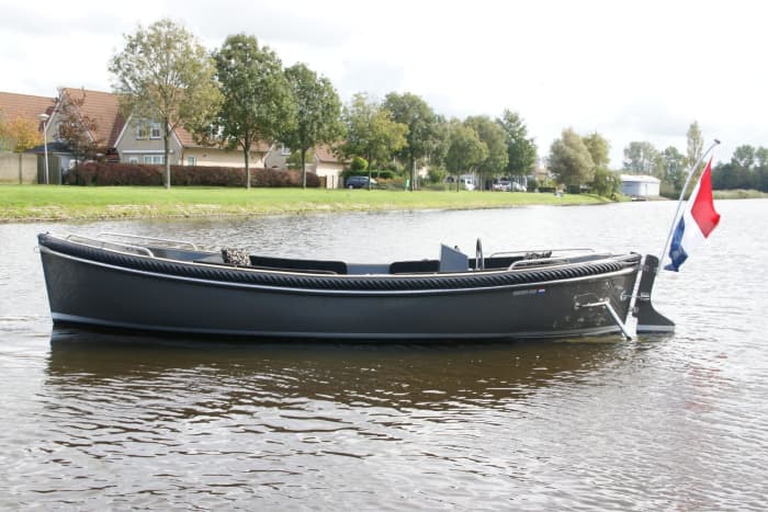Seafury 730 sloop with an experienced skipper through the canals of Amsterdam.
