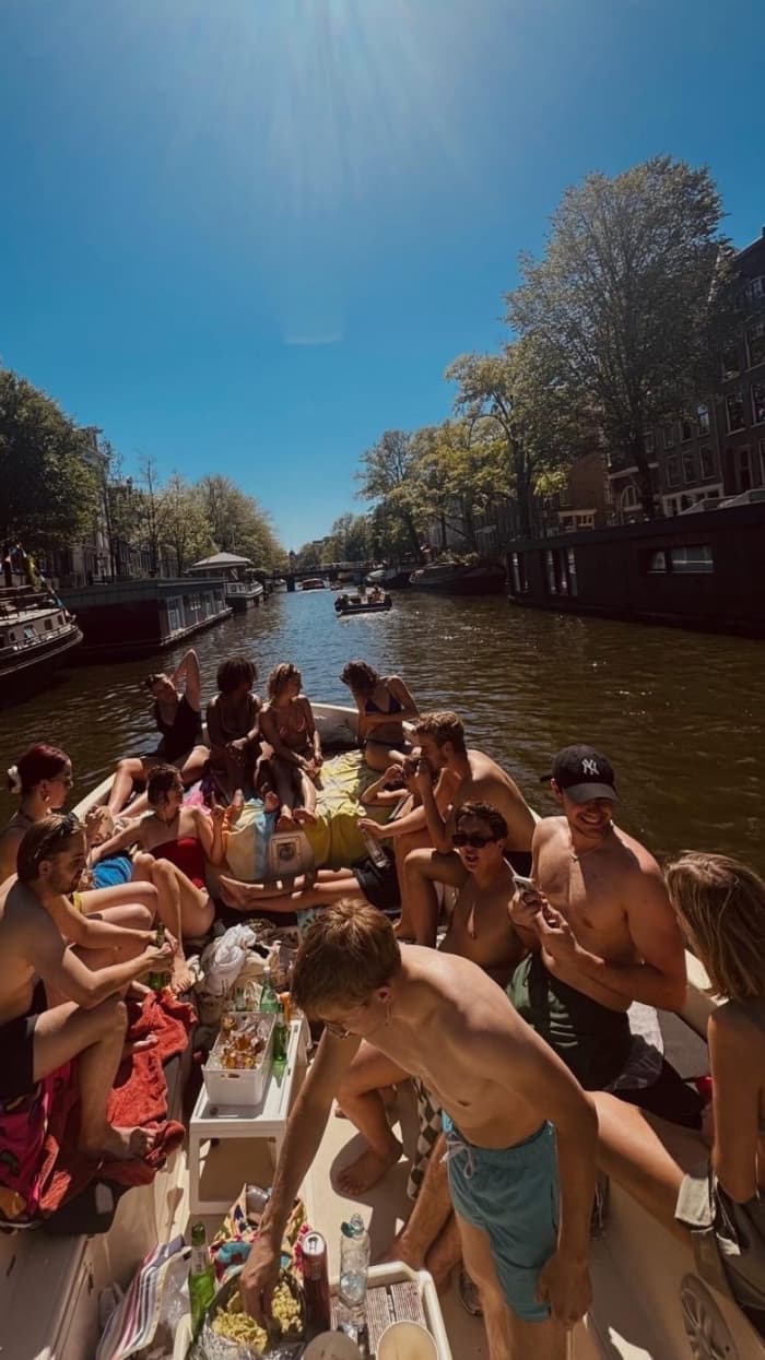 Seafury 730 sloop with an experienced skipper through the canals of Amsterdam.