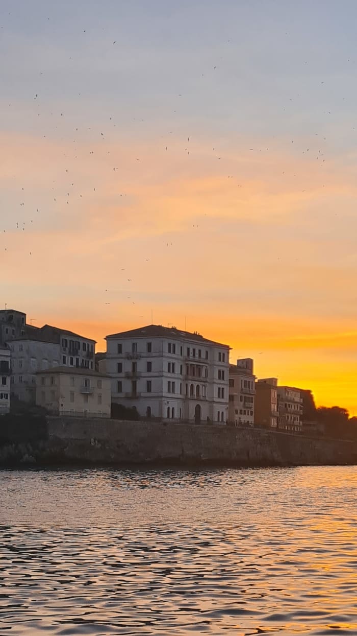 Atardecer en Corfú desde el mar: crucero en yate de 2 horas