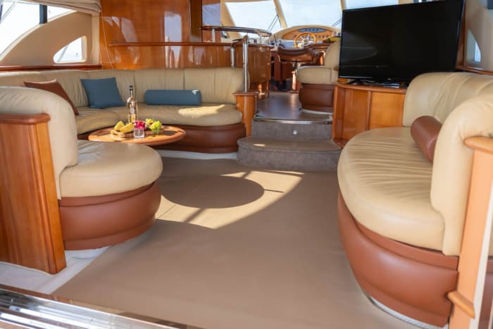 Meeresbrise, Sonne, Champagner: Ein Tag voller Emotionen auf einer privaten Yacht