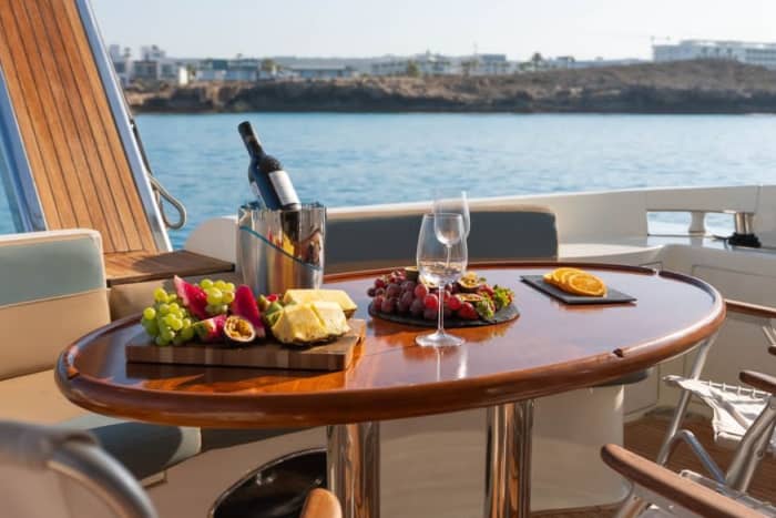 Meeresbrise, Sonne, Champagner: Ein Tag voller Emotionen auf einer privaten Yacht