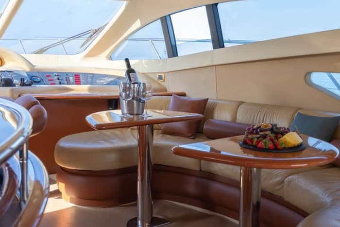 Meeresbrise, Sonne, Champagner: Ein Tag voller Emotionen auf einer privaten Yacht