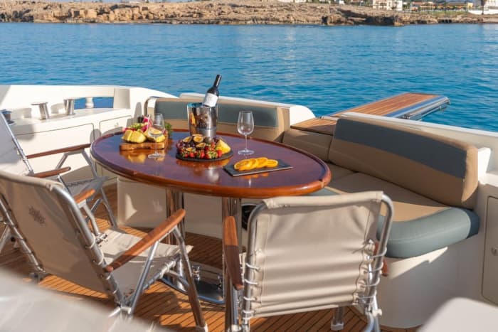 Meeresbrise, Sonne, Champagner: Ein Tag voller Emotionen auf einer privaten Yacht