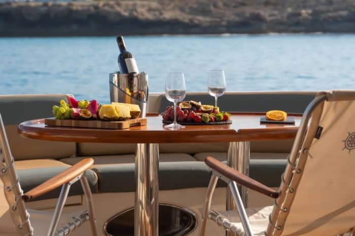 Meeresbrise, Sonne, Champagner: Ein Tag voller Emotionen auf einer privaten Yacht