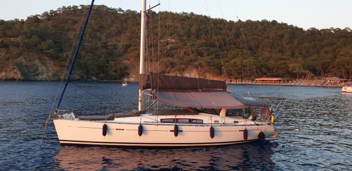 Een dagtocht zeilen in Fethiye op een zeilboot.
