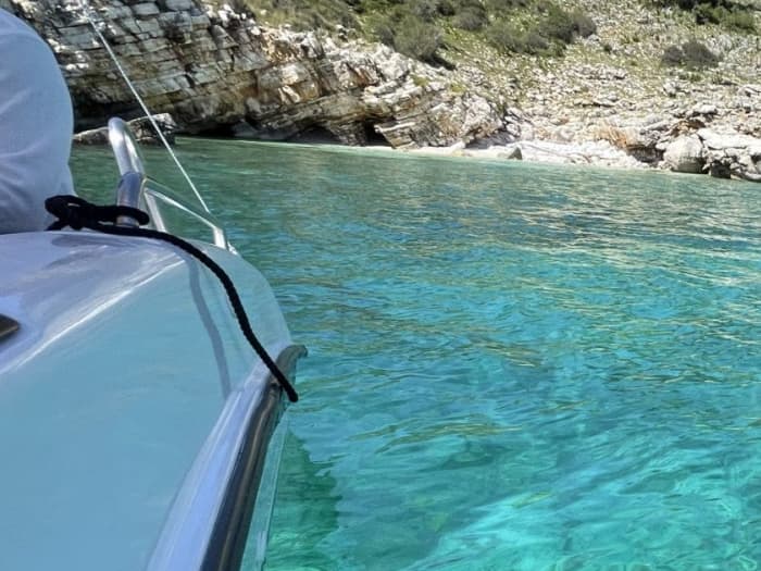 Από τους Αγίους Σαράντα στη Χειμάρρα – Ιδιωτική εκδρομή με σκάφος με παραλίες και ιστορία