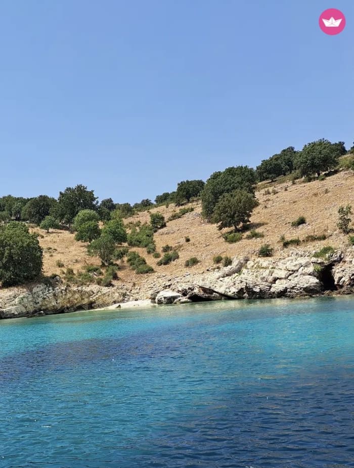 Από τους Αγίους Σαράντα στη Χειμάρρα – Ιδιωτική εκδρομή με σκάφος με παραλίες και ιστορία
