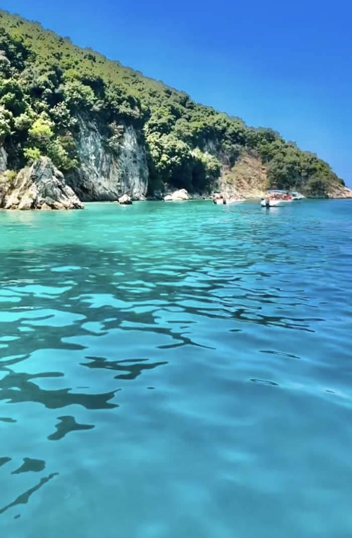 Από τους Αγίους Σαράντα στη Χειμάρρα – Ιδιωτική εκδρομή με σκάφος με παραλίες και ιστορία