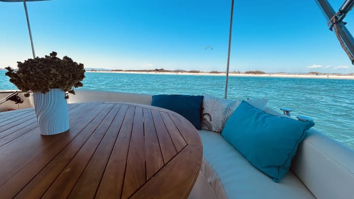 Sailing, swimming and paddleboarding, hen party in Aresquiers — 3 hours aboard a luxury speedboat