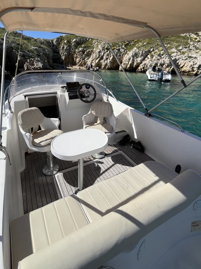 Location de bateau à moteur à la journée à Marseille