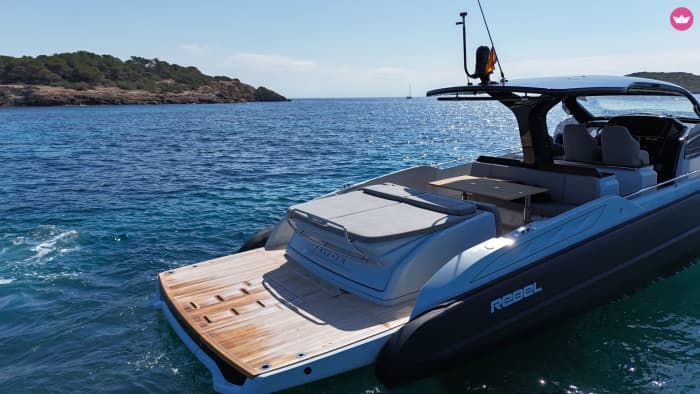 Beach Clubs, Hidden Coves & Crystal Waters