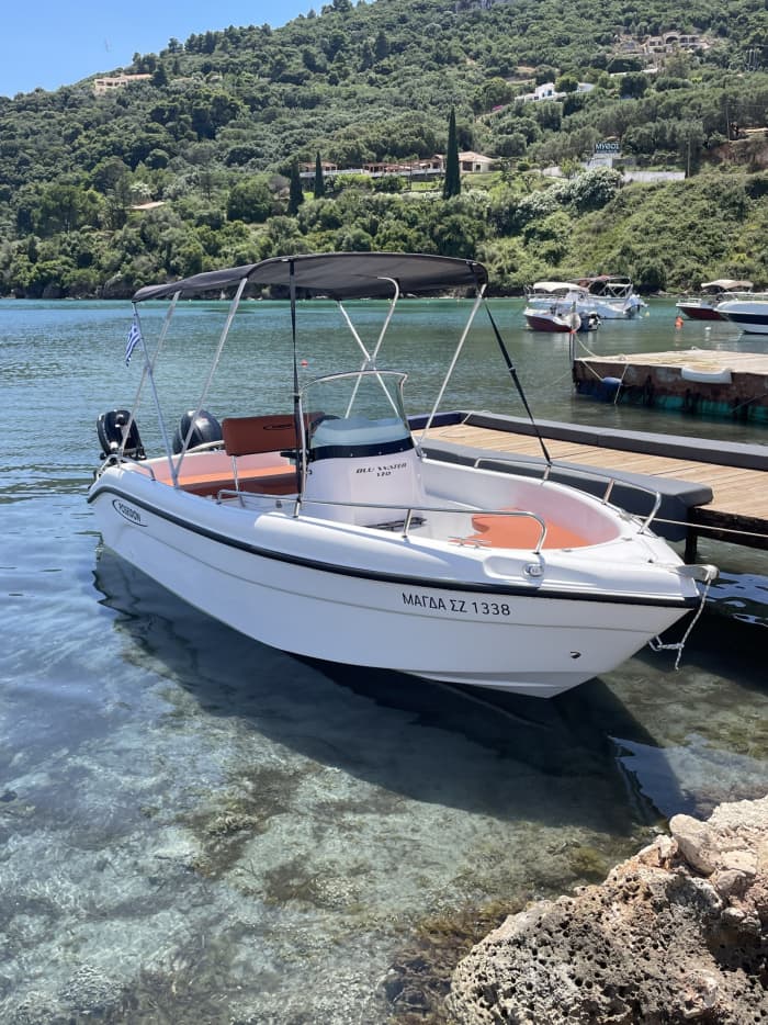 Escapada de medio día: Una experiencia mágica en blanco y azul a bordo de una lancha motora.