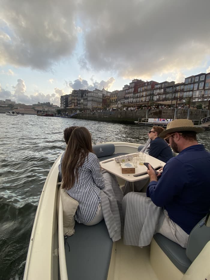 Privé zonsondergangcruise op de Douro-rivier (Porto) | Premium portwijnproeverij en heerlijke hapjes | Lokale gids aan boord | 1 uur en 40 minuten