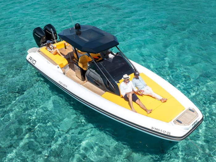 Your day in Mahón: Rent a motorboat for 9h of discovery