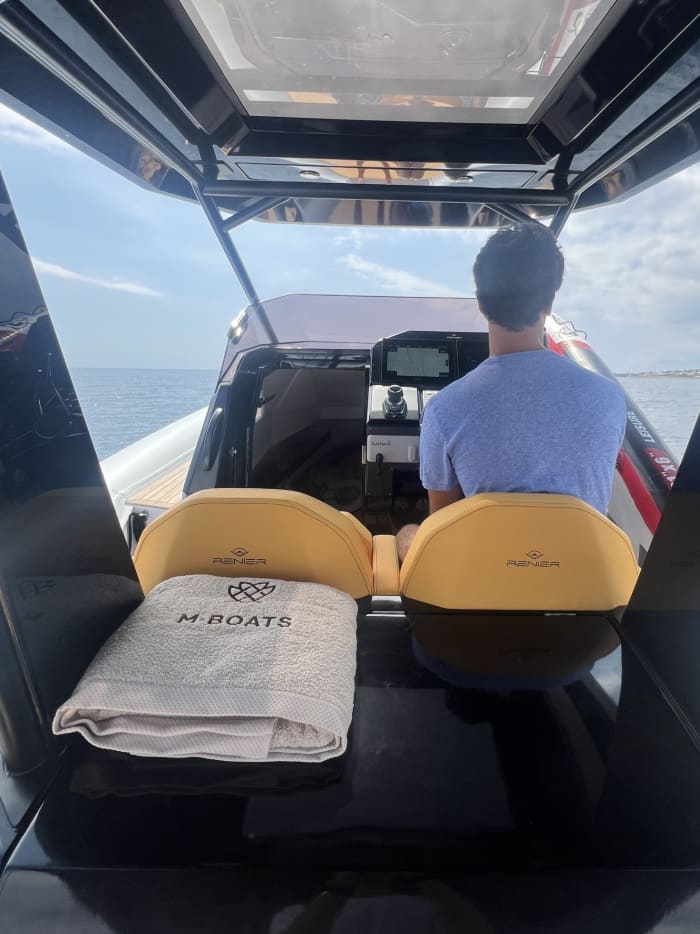 Your day in Mahón: Rent a motorboat for 9h of discovery