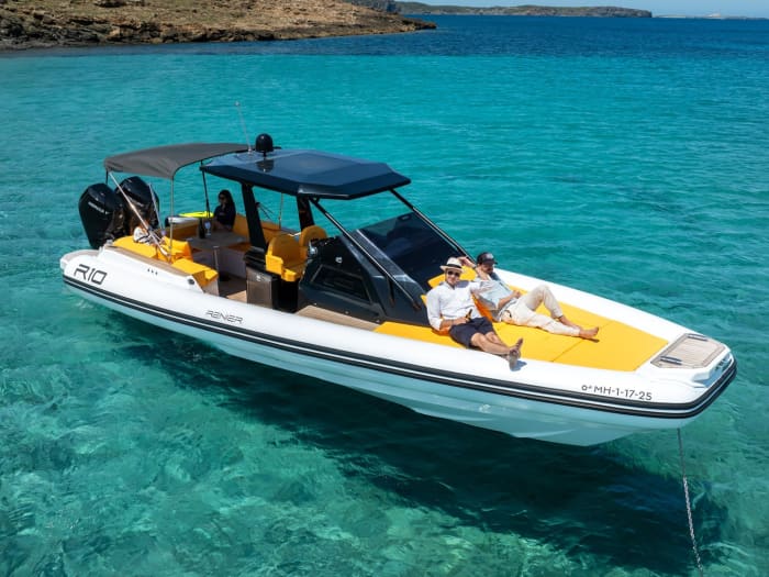 Your day in Mahón: Rent a motorboat for 9h of discovery