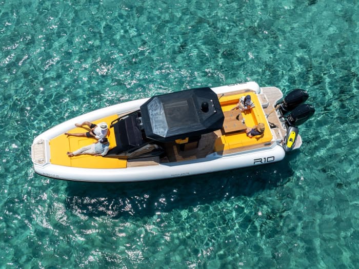 Your day in Mahón: Rent a motorboat for 9h of discovery