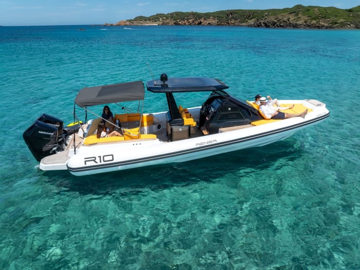 Your day in Mahón: Rent a motorboat for 9h of discovery